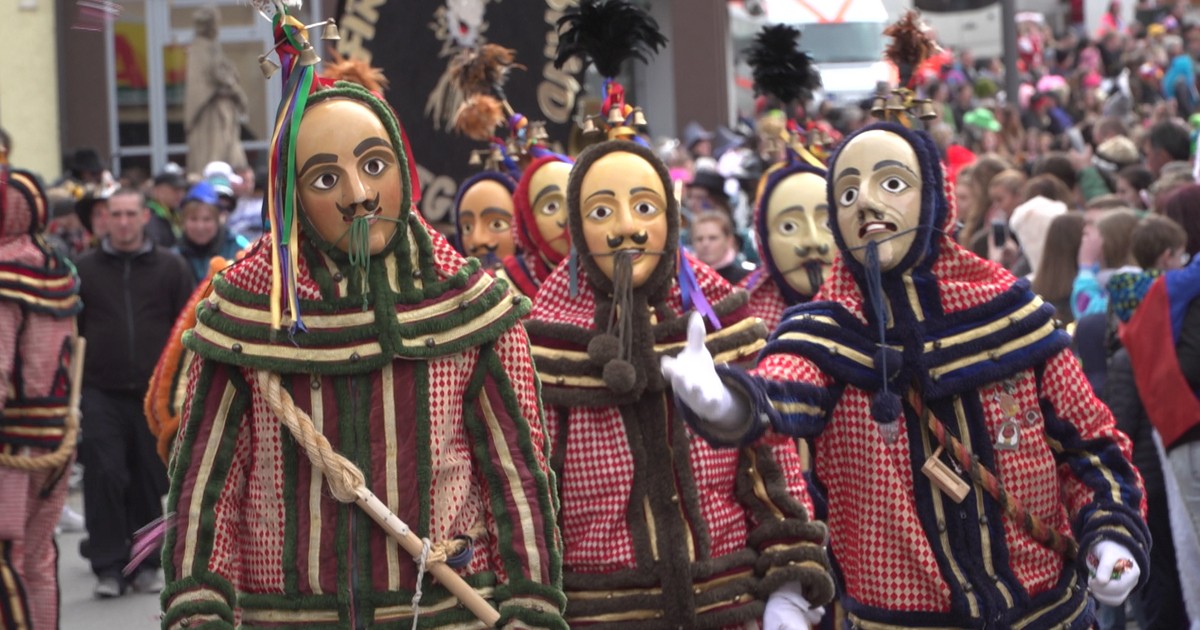 Auf der Suche nach dem Fasnet-ABC beim Umzug in Neuhausen | Regio TV