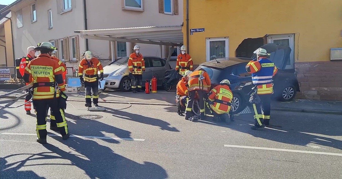 Auto landet in Wohnzimmer | Regio TV