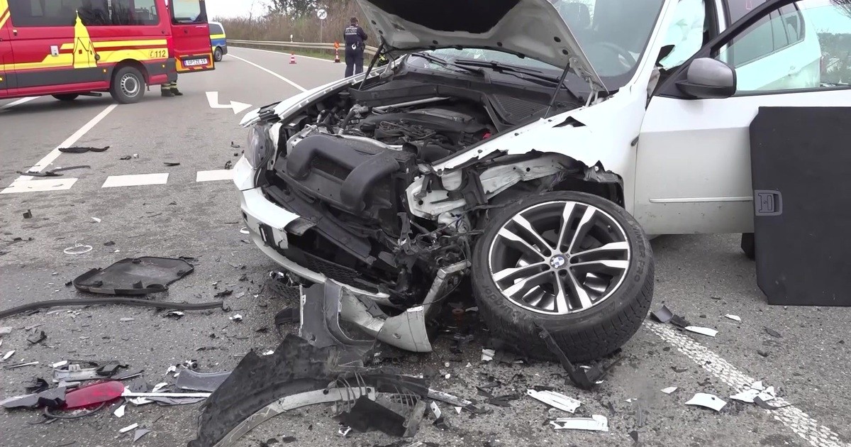 Schwerer Verkehrsunfall bei Göppingen in Zell unter Aichelberg | Regio TV