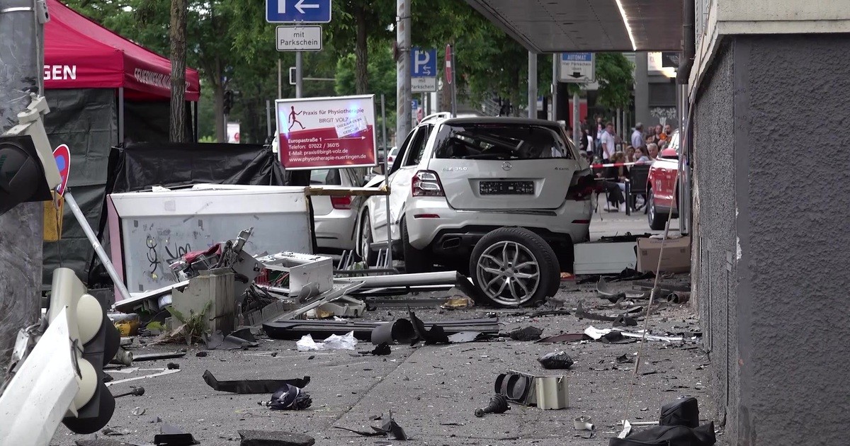 Autofahrer fährt in Fußgängergruppe – zwei junge Frauen sterben, ein 16-Jähriger wird schwer verletzt | Regio TV