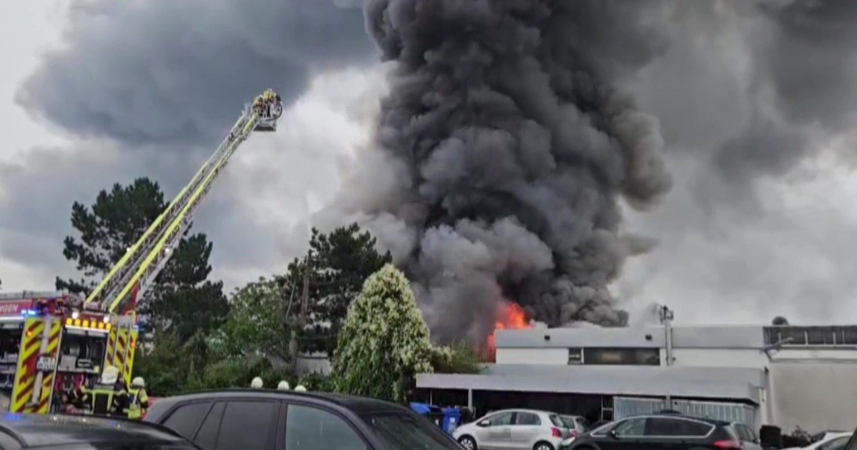 Major fire in Waiblingen – car repair shop in flames