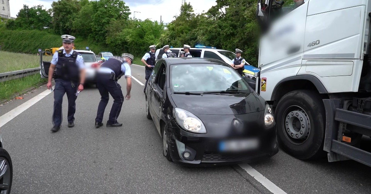 Geisterfahrer baut schweren Unfall mit gestohlenem Auto auf der B10