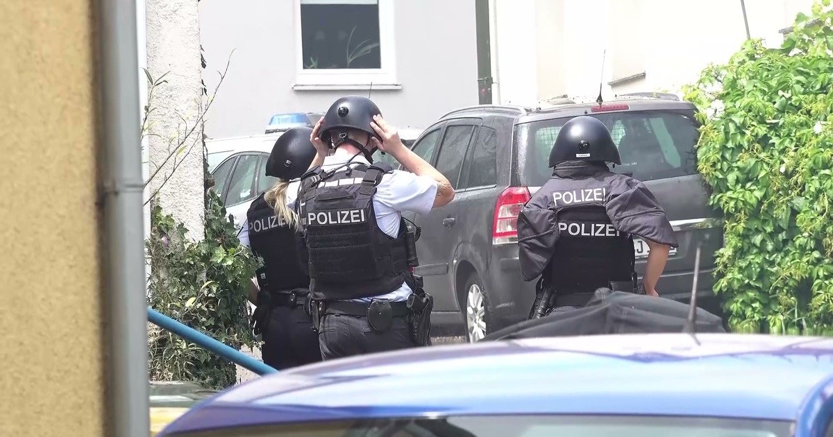 Police with special unit deployed - | several houses evacuated after roof ...